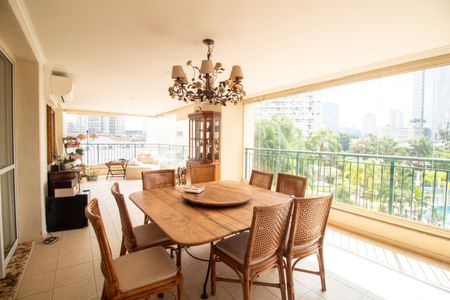 Apartamento à venda com 205m², 4 quartos e 5 vagasVaranda Sala