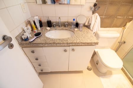 Apartamento à venda com 205m², 4 quartos e 5 vagasBanheiro da Suíte 1