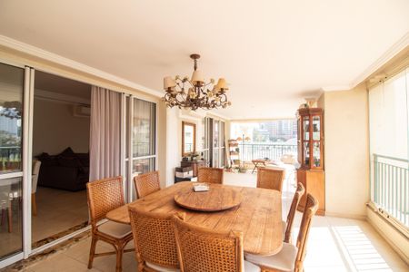 Apartamento à venda com 205m², 4 quartos e 5 vagasVaranda Sala