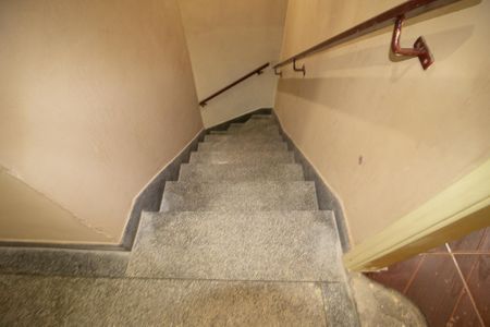 Casa para alugar com 150m², 2 quartos e 1 vaga Casa para alugar com 150m², 2 quartos e 1 vagaEscada