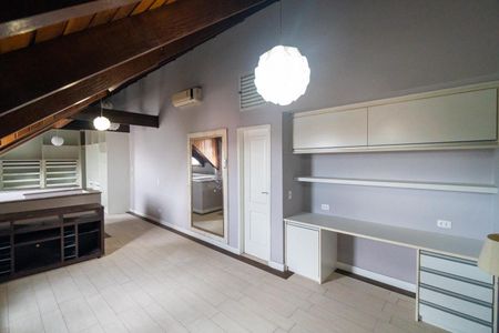 Casa de condomínio para alugar com 167m², 3 quartos e 3 vagas Casa de condomínio para alugar com 167m², 3 quartos e 3 vagasSótão