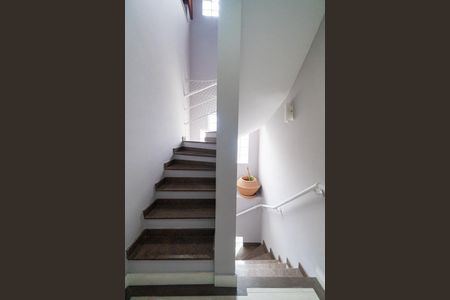 Casa de condomínio para alugar com 167m², 3 quartos e 3 vagas Casa de condomínio para alugar com 167m², 3 quartos e 3 vagasEscada