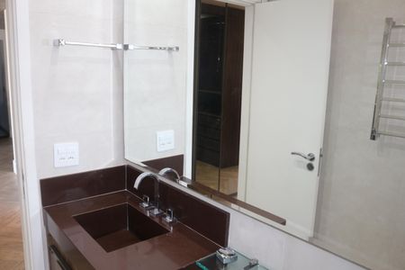Apartamento à venda com 90m², 2 quartos e 2 vagasBanheiro da Suíte 2
