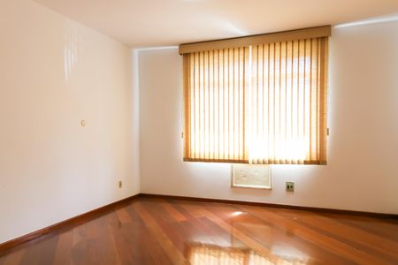 Casa à venda com 405m², 3 quartos e 2 vagas Casa à venda com 405m², 3 quartos e 2 vagasQuarto suite - 2º Pavimento