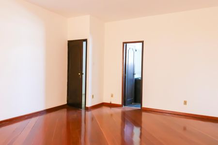 Casa à venda com 405m², 3 quartos e 2 vagas Casa à venda com 405m², 3 quartos e 2 vagasQuarto suite - 2º Pavimento