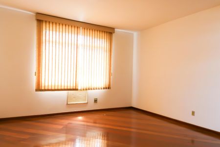 Casa à venda com 405m², 3 quartos e 2 vagas Casa à venda com 405m², 3 quartos e 2 vagasQuarto suite - 2º Pavimento