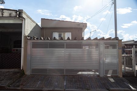 Casa à venda com 178m², 3 quartos e 2 vagas Casa à venda com 178m², 3 quartos e 2 vagasFachada