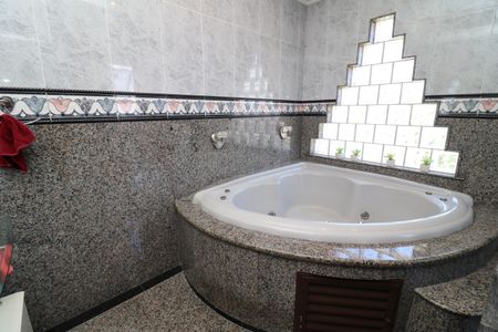 Casa à venda com 450m², 3 quartos e 3 vagasBanheiro da Suíte 2