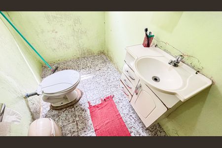 Casa à venda com 300m², 4 quartos e 2 vagas Casa à venda com 300m², 4 quartos e 2 vagasCasa 2 - Banheiro