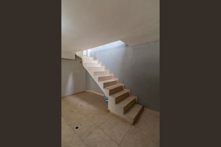 Casa à venda com 165m², 3 quartos e 6 vagasEscadaria