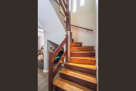 Casa à venda com 225m², 3 quartos e 6 vagas Casa à venda com 225m², 3 quartos e 6 vagasEscada (Casa 1)