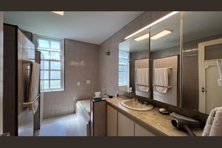 Apartamento à venda com 291m², 3 quartos e 2 vagasBanheiro da Suíte