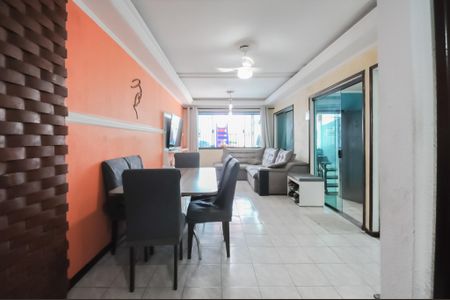 Casa à venda com 233m², 3 quartos e 2 vagasSala