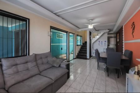 Casa à venda com 233m², 3 quartos e 2 vagasSala