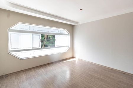 Casa à venda com 240m², 3 quartos e 3 vagas Casa à venda com 240m², 3 quartos e 3 vagasSala