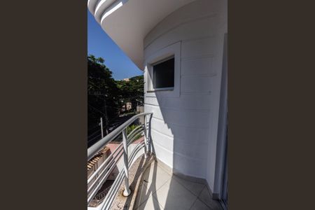 Casa à venda com 240m², 3 quartos e 3 vagas Casa à venda com 240m², 3 quartos e 3 vagasVaranda