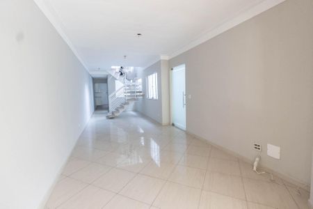 Casa à venda com 240m², 3 quartos e 3 vagas Casa à venda com 240m², 3 quartos e 3 vagasSala