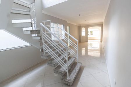 Casa à venda com 240m², 3 quartos e 3 vagas Casa à venda com 240m², 3 quartos e 3 vagasEscada