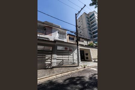 Casa à venda com 240m², 3 quartos e 3 vagas Casa à venda com 240m², 3 quartos e 3 vagasFachada