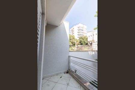 Casa à venda com 240m², 3 quartos e 3 vagas Casa à venda com 240m², 3 quartos e 3 vagasVaranda