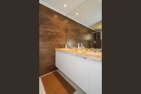 Apartamento para alugar com 210m², 3 quartos e 4 vagasBanheiro da Suíte 1