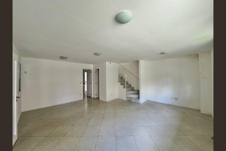 Casa de condomínio para alugar com 200m², 4 quartos e 2 vagasSala