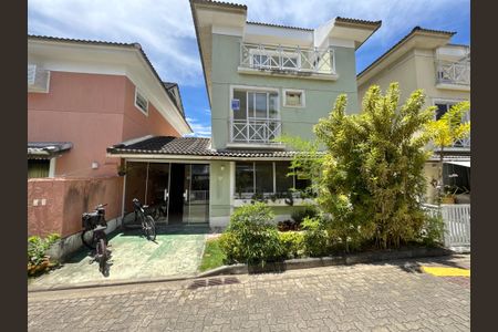 Casa de condomínio para alugar com 200m², 4 quartos e 2 vagasFachada