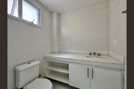 Casa de condomínio para alugar com 200m², 4 quartos e 2 vagasSuíte 1 - Banheiro