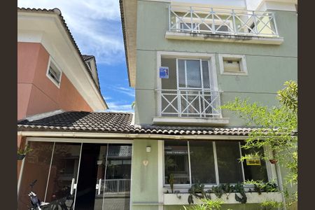 Casa de condomínio para alugar com 200m², 4 quartos e 2 vagasFachada e Plaquinha 2PRJ220/70