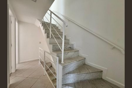 Casa de condomínio para alugar com 200m², 4 quartos e 2 vagasEscada