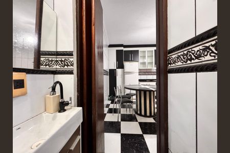 Casa para alugar com 350m², 3 quartos e 3 vagasBanheiro 