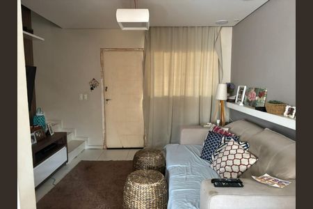Casa de condomínio à venda com 69m², 2 quartos e 2 vagasSala