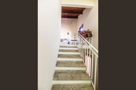 Casa de condomínio para alugar com 310m², 3 quartos e 6 vagasEscada