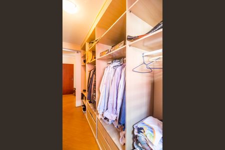 Casa de condomínio para alugar com 310m², 3 quartos e 6 vagasCloset da suíte 1