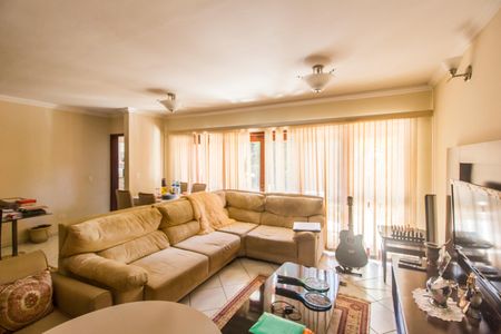 Casa de condomínio para alugar com 310m², 3 quartos e 6 vagasSala de TV