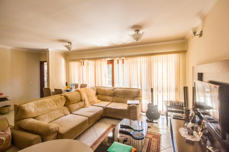 Casa de condomínio para alugar com 310m², 3 quartos e 6 vagasSala de TV