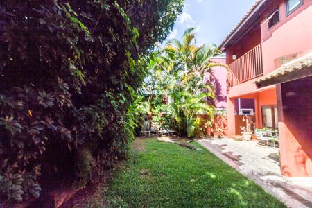 Casa de condomínio para alugar com 310m², 3 quartos e 6 vagasQuintal