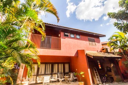 Casa de condomínio para alugar com 310m², 3 quartos e 6 vagasVaranda