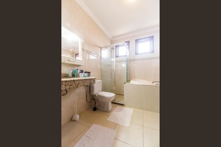 Casa de condomínio para alugar com 310m², 3 quartos e 6 vagasBanheiro da Suíte