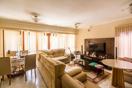 Casa de condomínio para alugar com 310m², 3 quartos e 6 vagasSala de TV