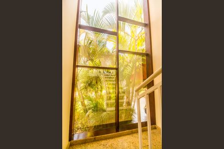 Casa de condomínio para alugar com 310m², 3 quartos e 6 vagasEscada