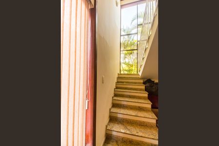 Casa de condomínio para alugar com 310m², 3 quartos e 6 vagasEscada