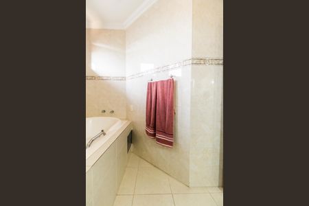 Casa de condomínio para alugar com 310m², 3 quartos e 6 vagasBanheiro da Suíte