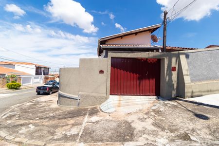Casa à venda com 250m², 3 quartos e 3 vagasFachada