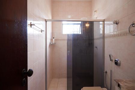 Casa à venda com 175m², 3 quartos e 3 vagasBanheiro do Quarto 1