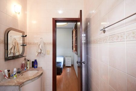 Casa à venda com 175m², 3 quartos e 3 vagasBanheiro do Quarto 1