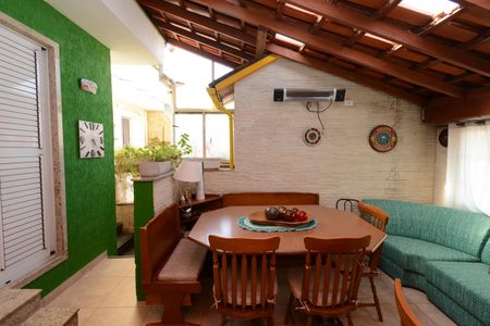 Casa à venda com 220m², 3 quartos e 2 vagasVaranda gourmet