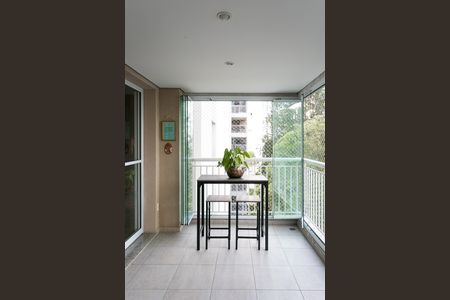 Apartamento à venda com 107m², 2 quartos e 2 vagasVaranda