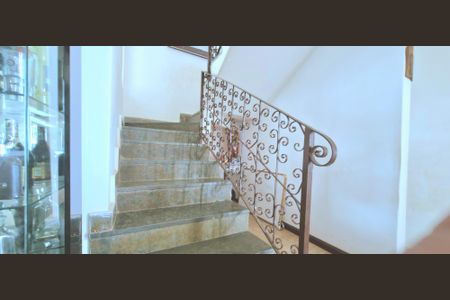 Casa para alugar com 415m², 5 quartos e 2 vagasEscada