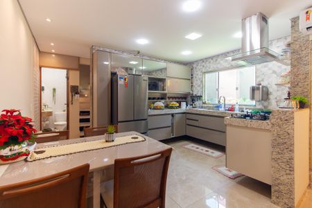 Casa à venda com 350m², 6 quartos e 8 vagasCozinha